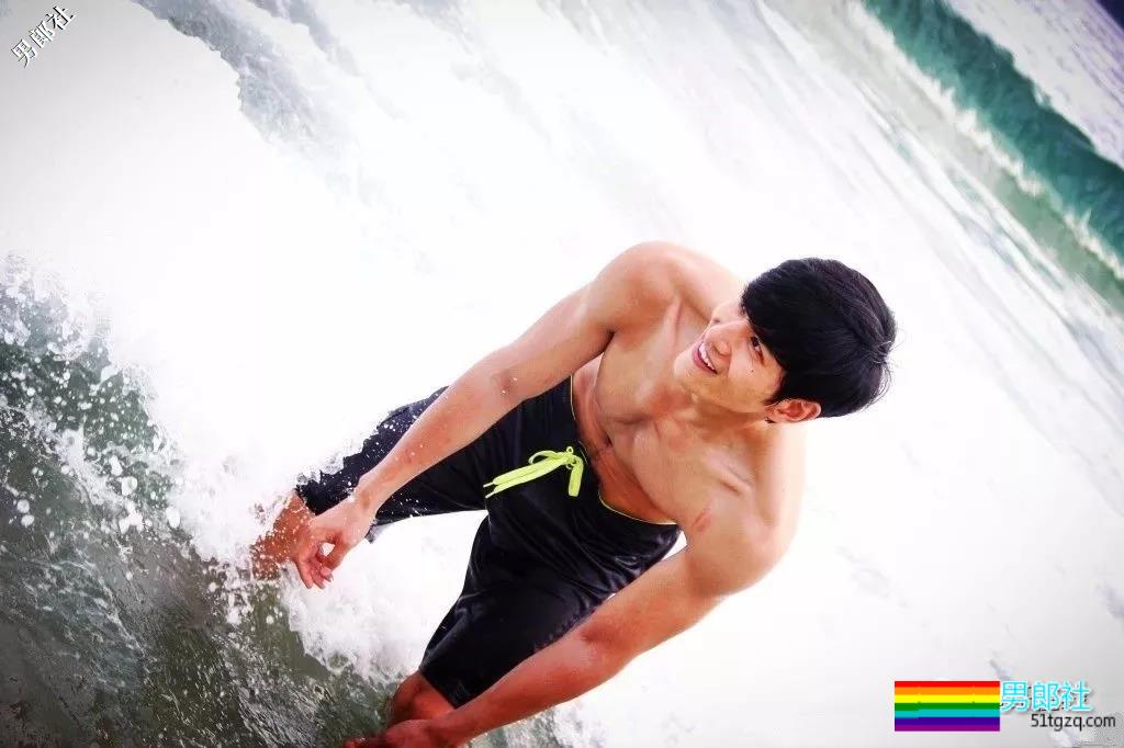 正装霸总大二被海岩相中出道，衷爱剧中秀肌肉，一身石更肌抖落一地荷尔蒙！ - 51虹马