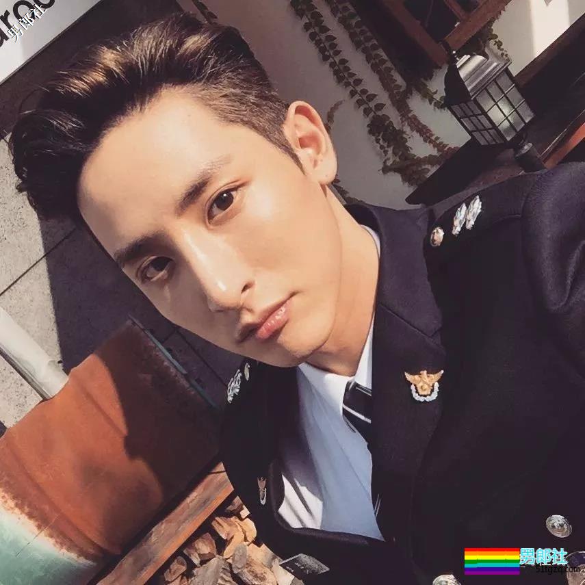 神颜长腿男模正装制服+巧克力腹肌,多看几眼会留鼻血! - 51虹马 神颜长腿男模正装制服+巧克力腹肌,多看几眼会留鼻血! - 51虹马