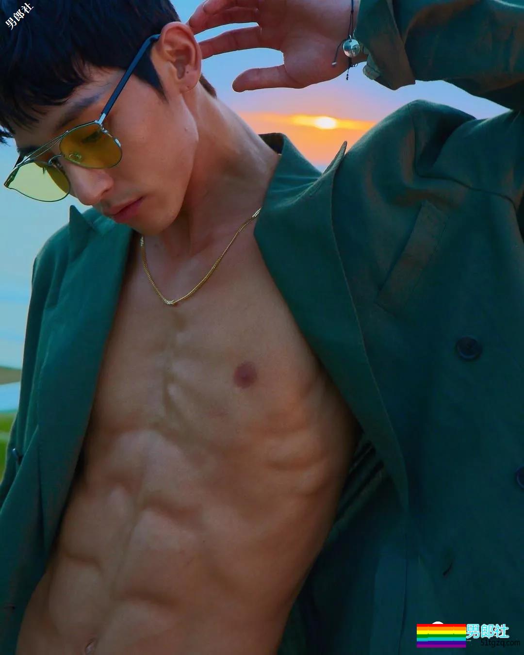 神颜长腿男模正装制服+巧克力腹肌，多看几眼会留鼻血！ - 51虹马