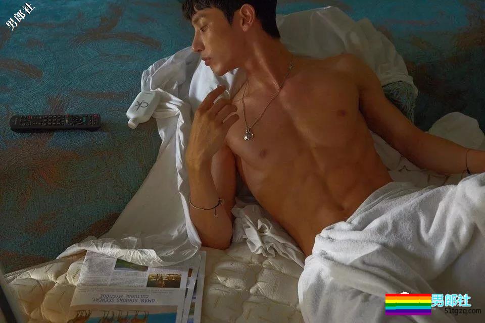 神颜长腿男模正装制服+巧克力腹肌，多看几眼会留鼻血！ - 51虹马