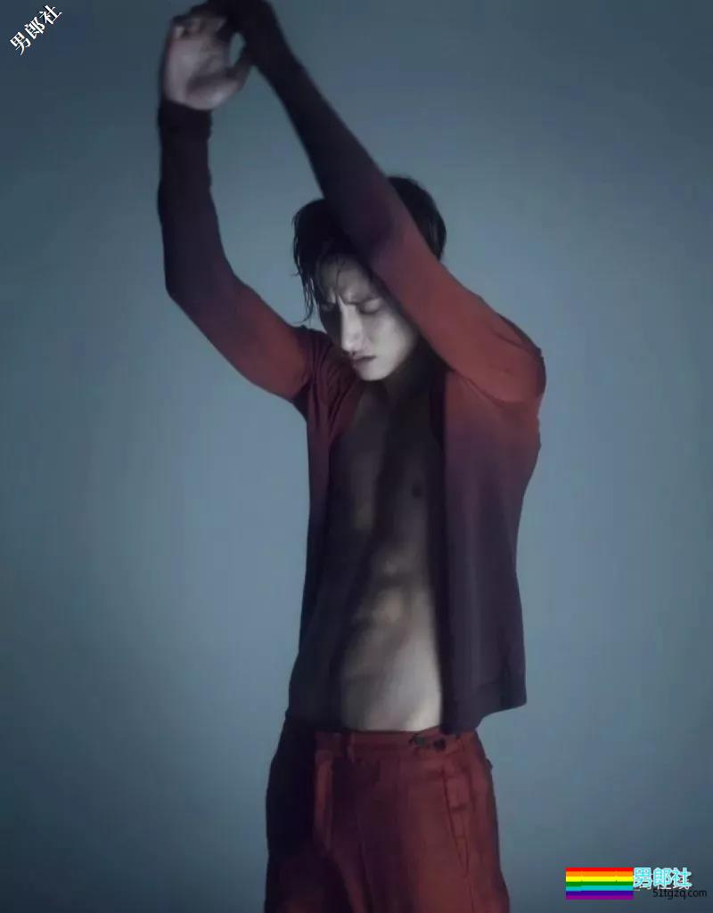 神颜长腿男模正装制服+巧克力腹肌，多看几眼会留鼻血！ - 51虹马