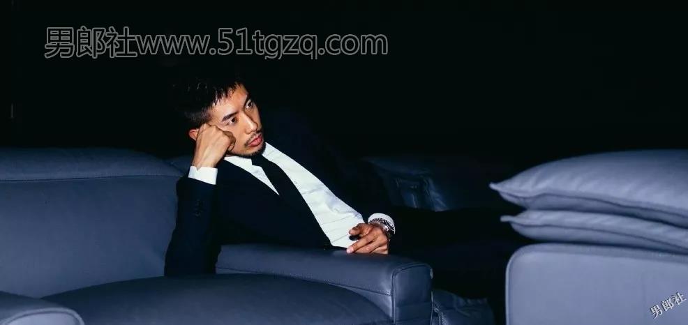 优质小胡子正装熟男在桑拿房脱了！ - 51虹马