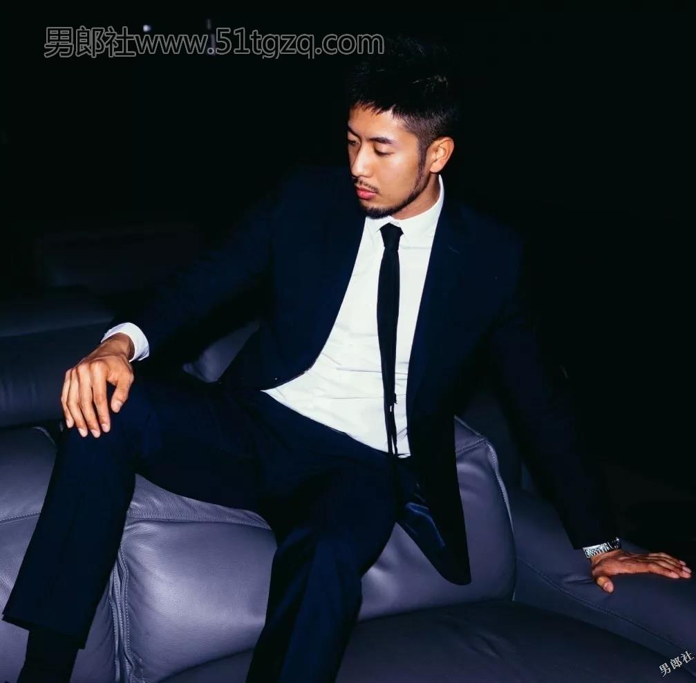 优质小胡子正装熟男在桑拿房脱了！ - 51虹马