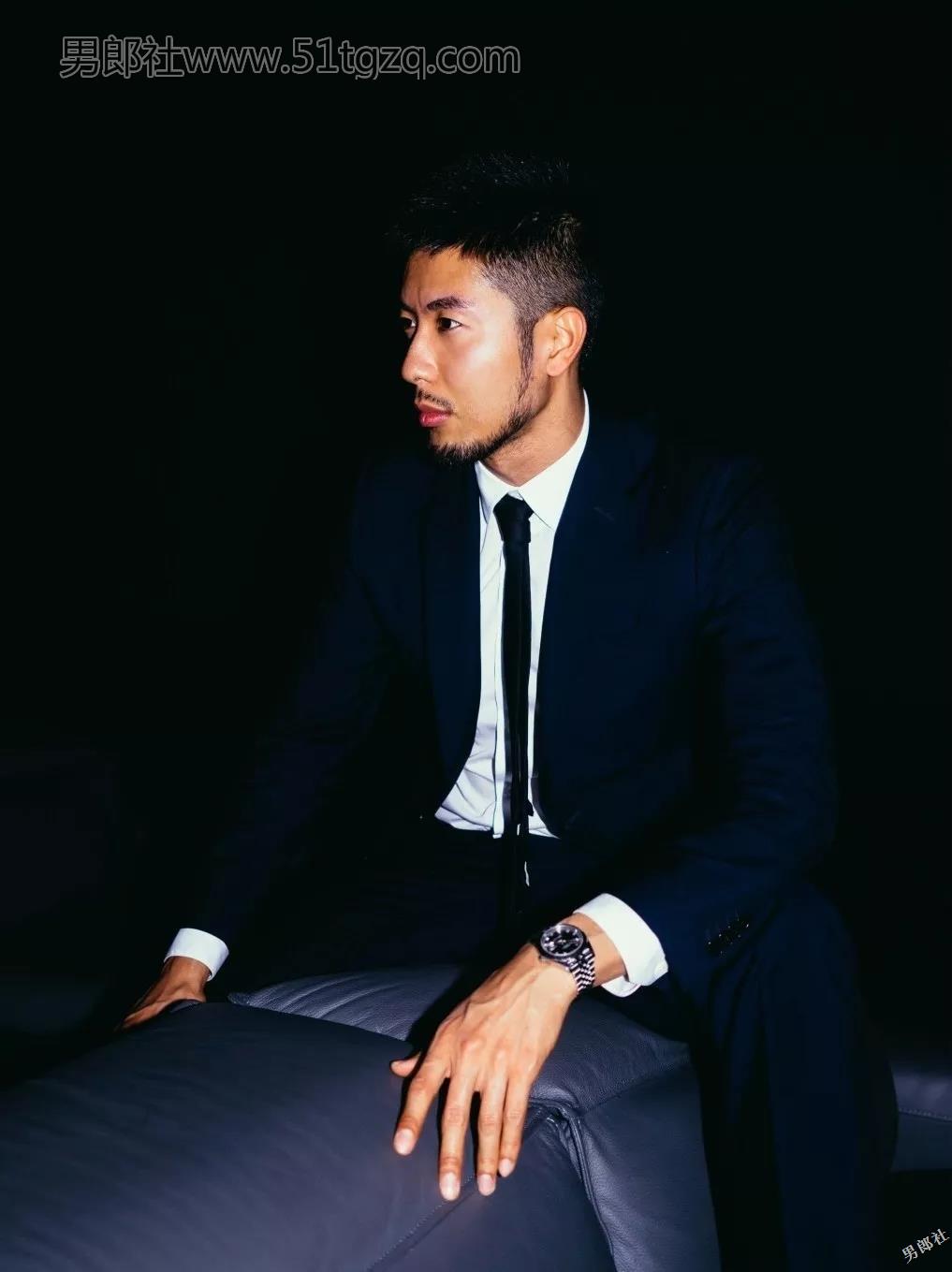 优质小胡子正装熟男在桑拿房脱了！ - 51虹马