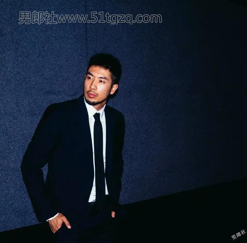 优质小胡子正装熟男在桑拿房脱了！ - 51虹马