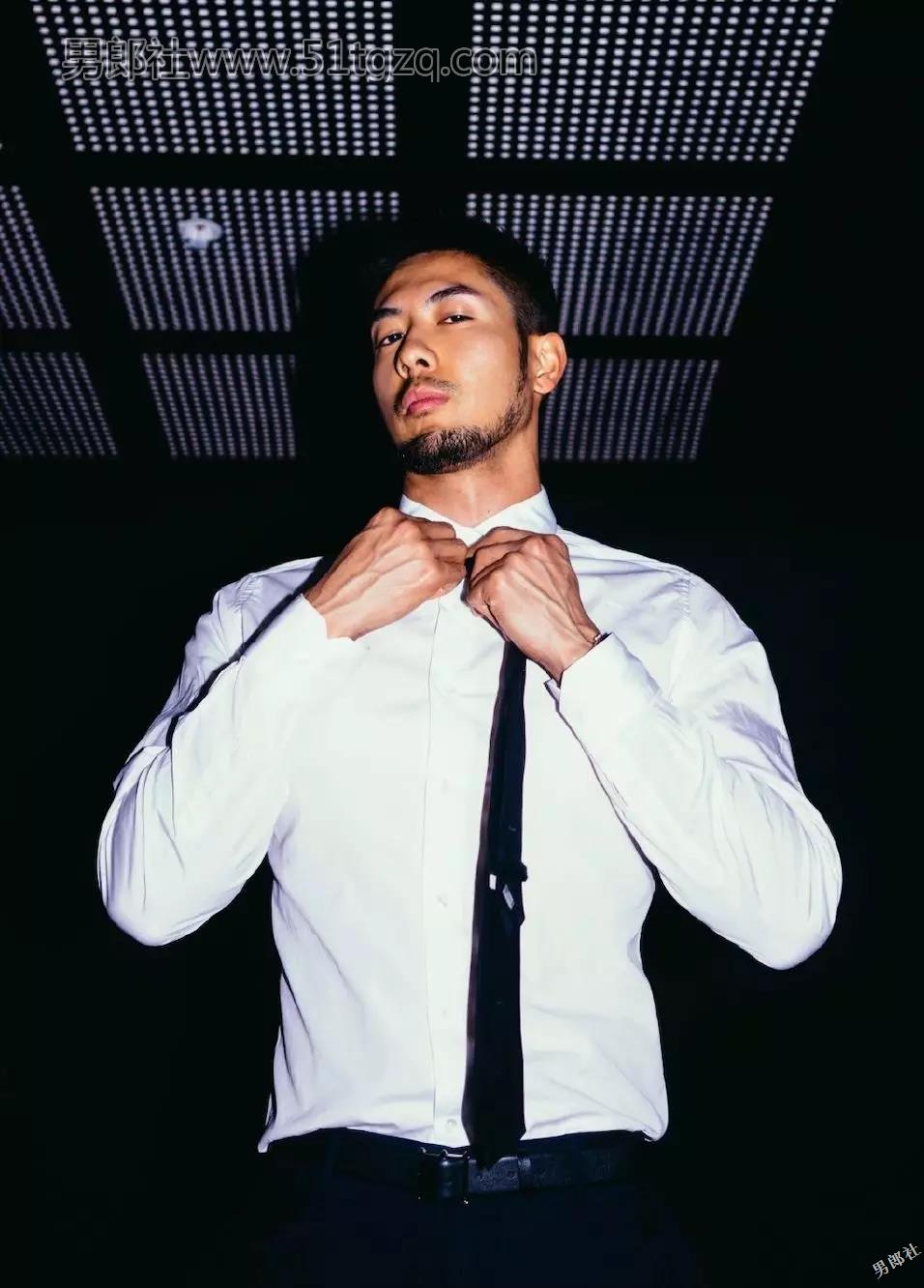 优质小胡子正装熟男在桑拿房脱了！ - 51虹马