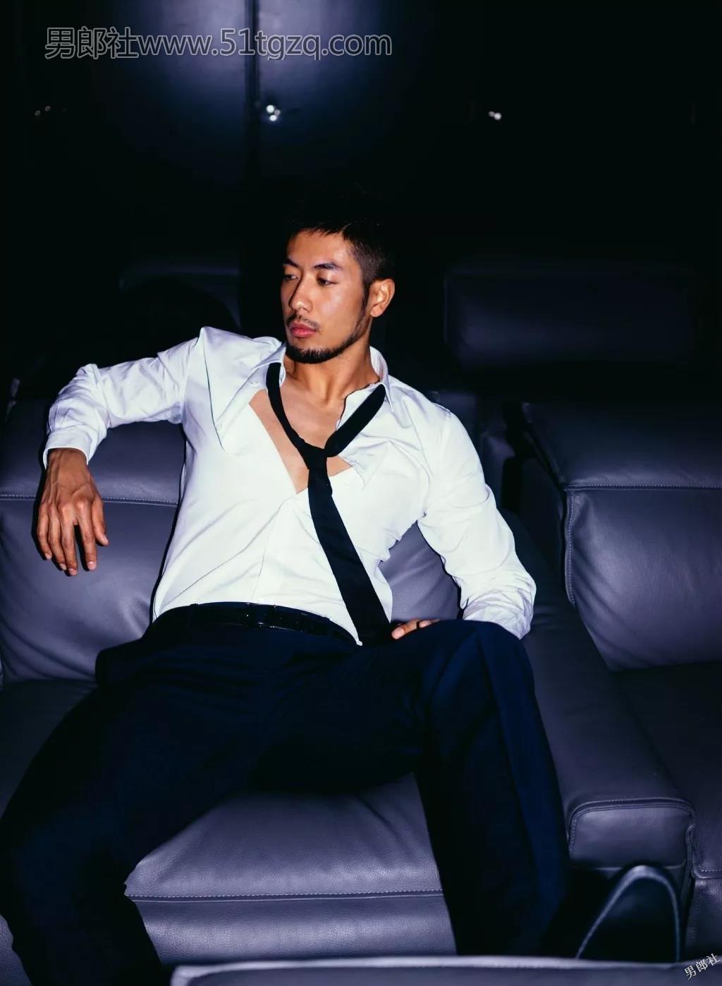 优质小胡子正装熟男在桑拿房脱了！ - 51虹马