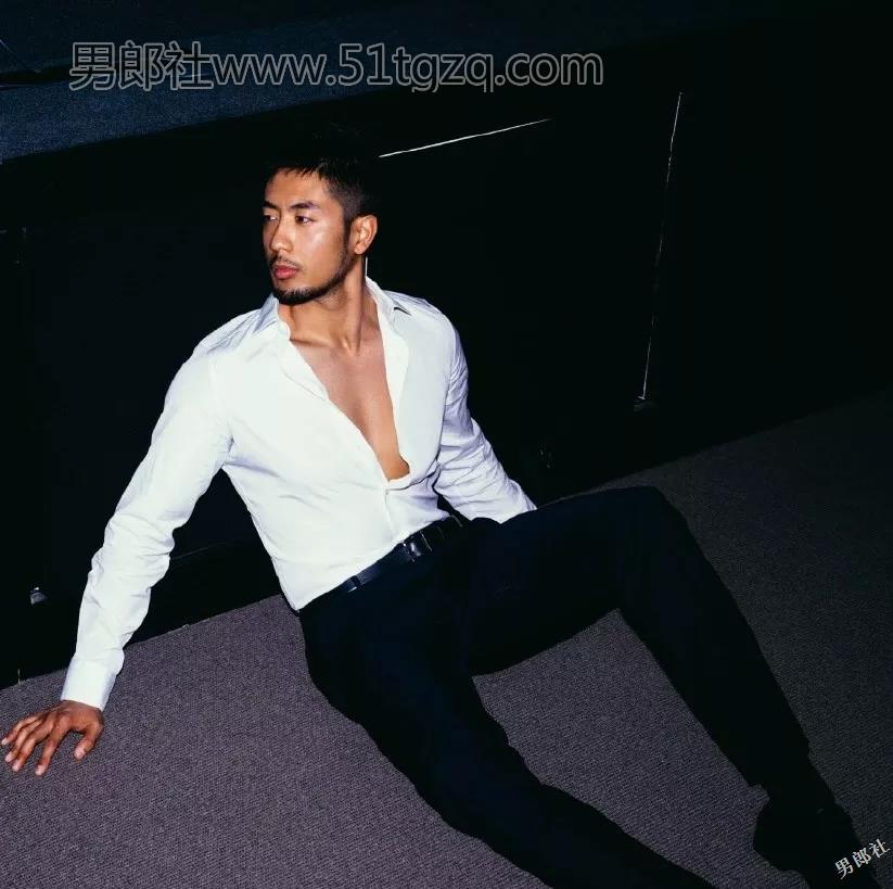 优质小胡子正装熟男在桑拿房脱了！ - 51虹马