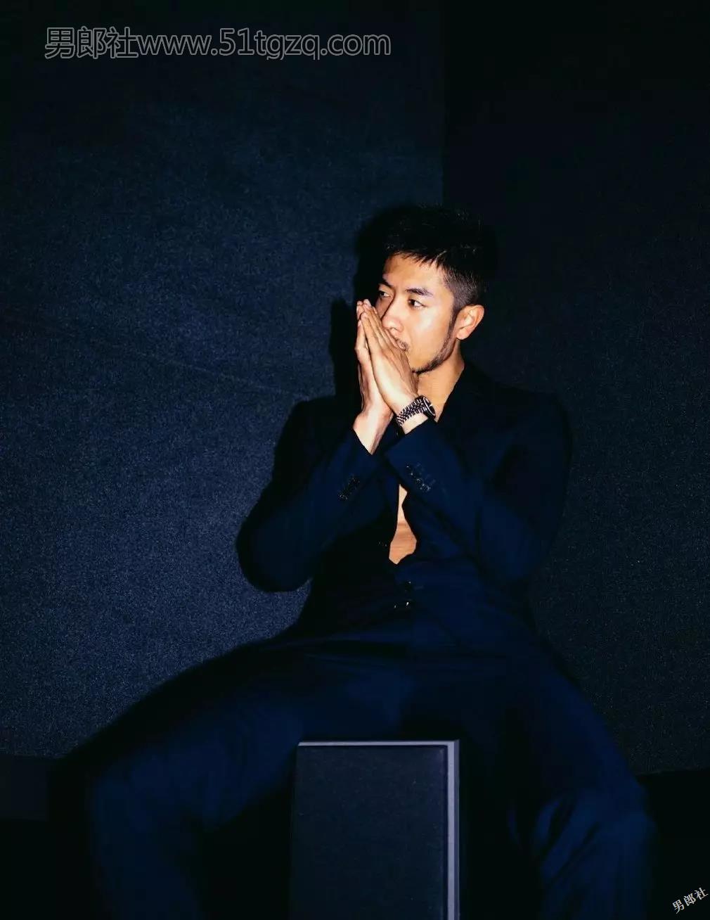 优质小胡子正装熟男在桑拿房脱了! - 51虹马 优质小胡子正装熟男在桑拿房脱了! - 51虹马