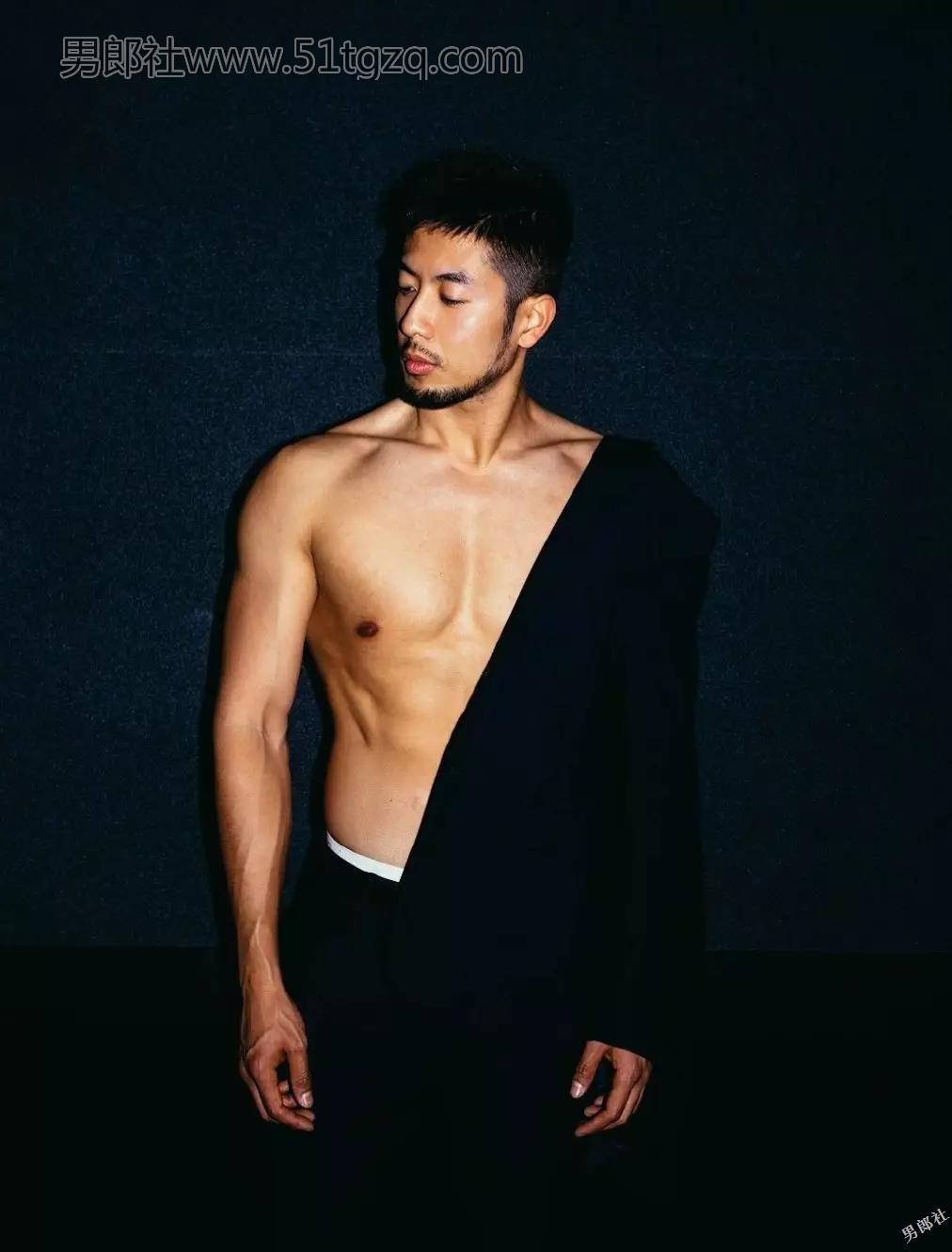 优质小胡子正装熟男在桑拿房脱了！ - 51虹马