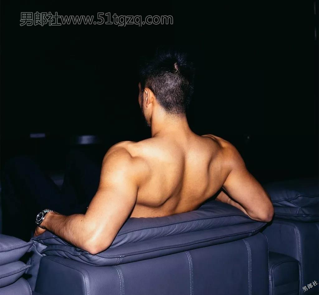 优质小胡子正装熟男在桑拿房脱了！ - 51虹马