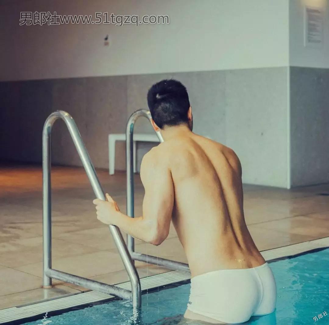 优质小胡子正装熟男在桑拿房脱了！ - 51虹马