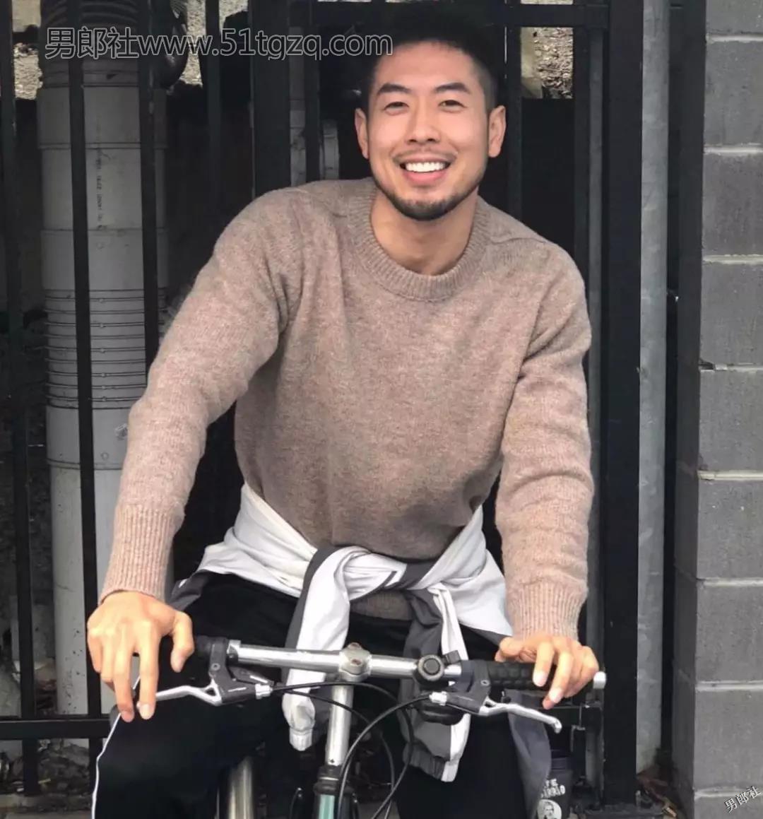 优质小胡子正装熟男在桑拿房脱了！ - 51虹马