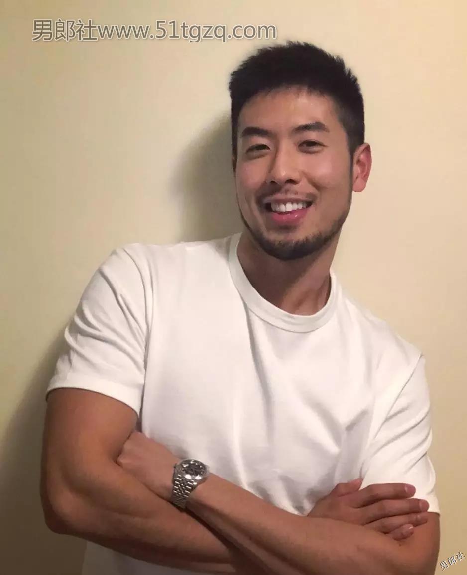 优质小胡子正装熟男在桑拿房脱了！ - 51虹马