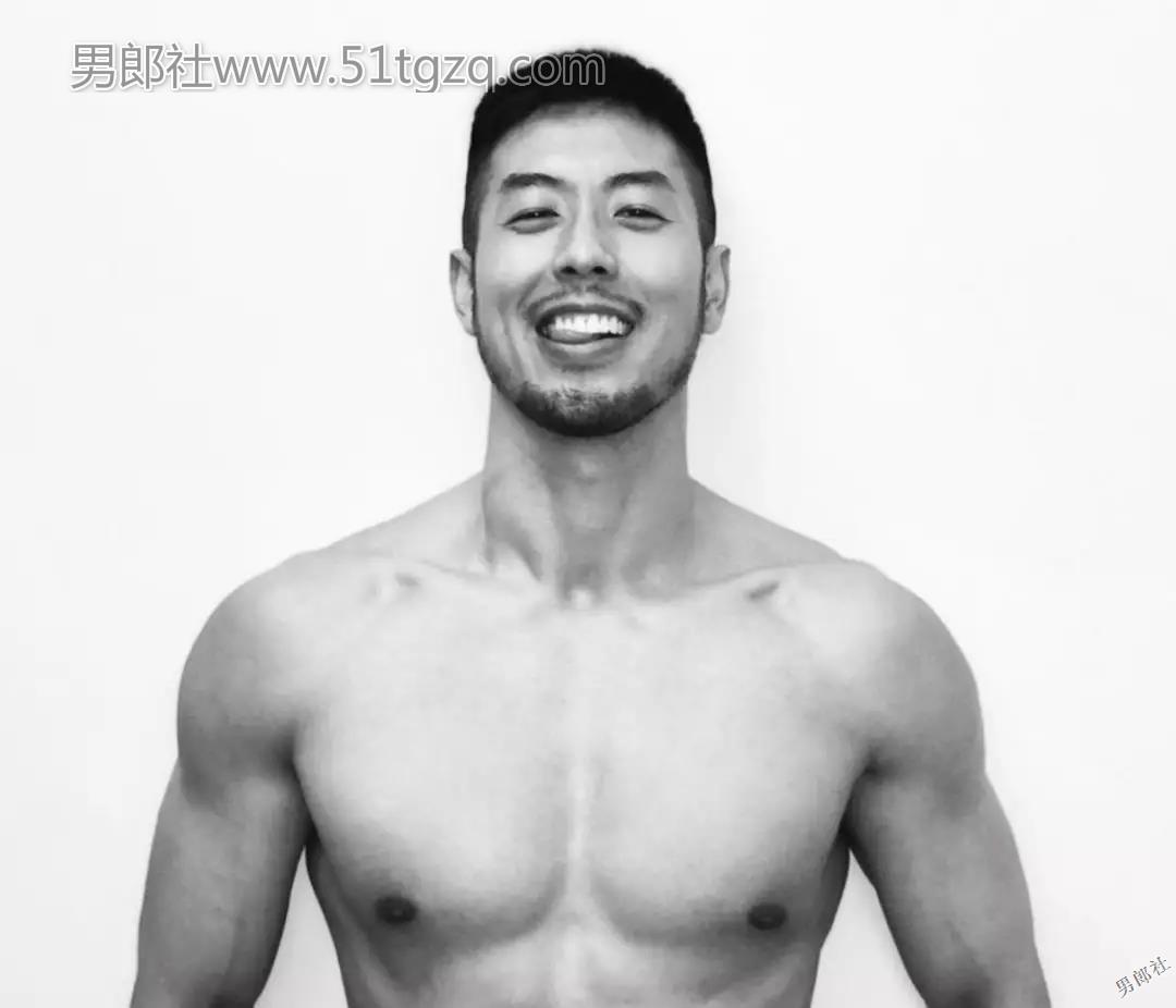 优质小胡子正装熟男在桑拿房脱了！ - 51虹马