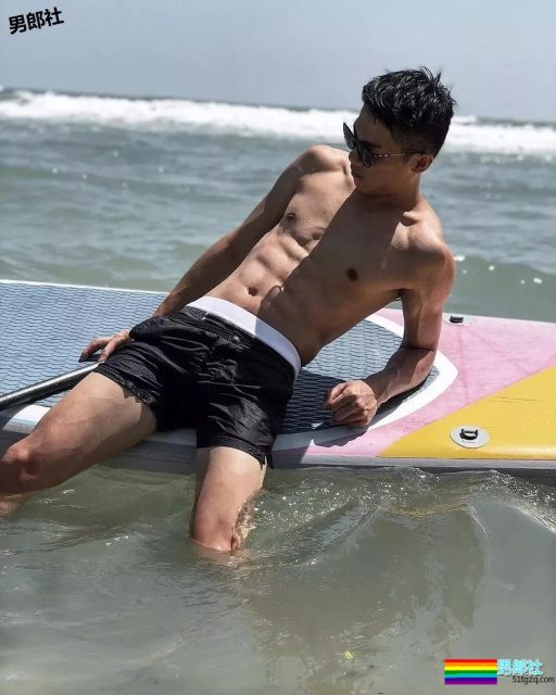 颜值很能打的小奶狗，精瘦六块腹肌迷倒多少汉纸? - 51虹马