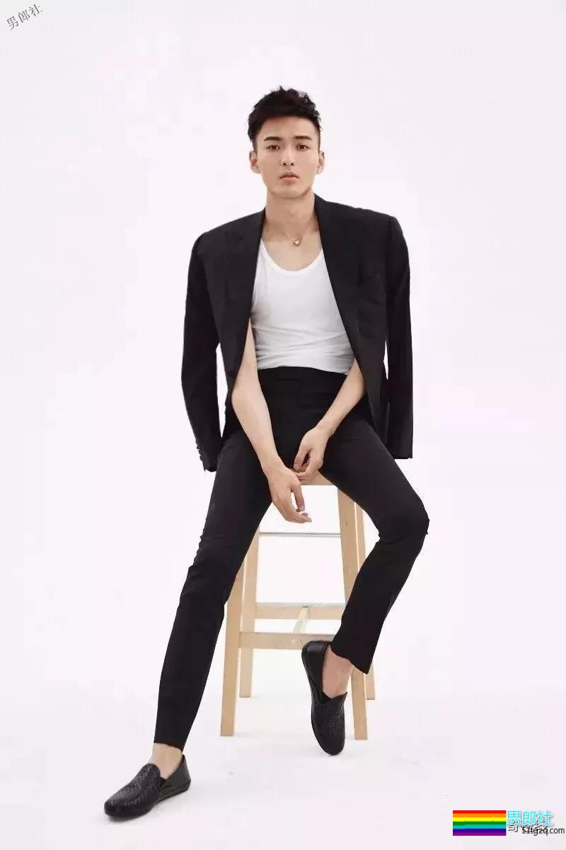 身高190腿长230，超帅鲜肌小狼狗欧巴，让我整个心都在荡漾了！！ - 51虹马