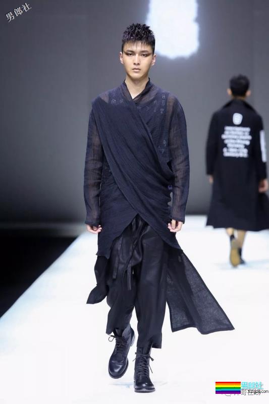 身高190腿长230，超帅鲜肌小狼狗欧巴，让我整个心都在荡漾了！！ - 51虹马