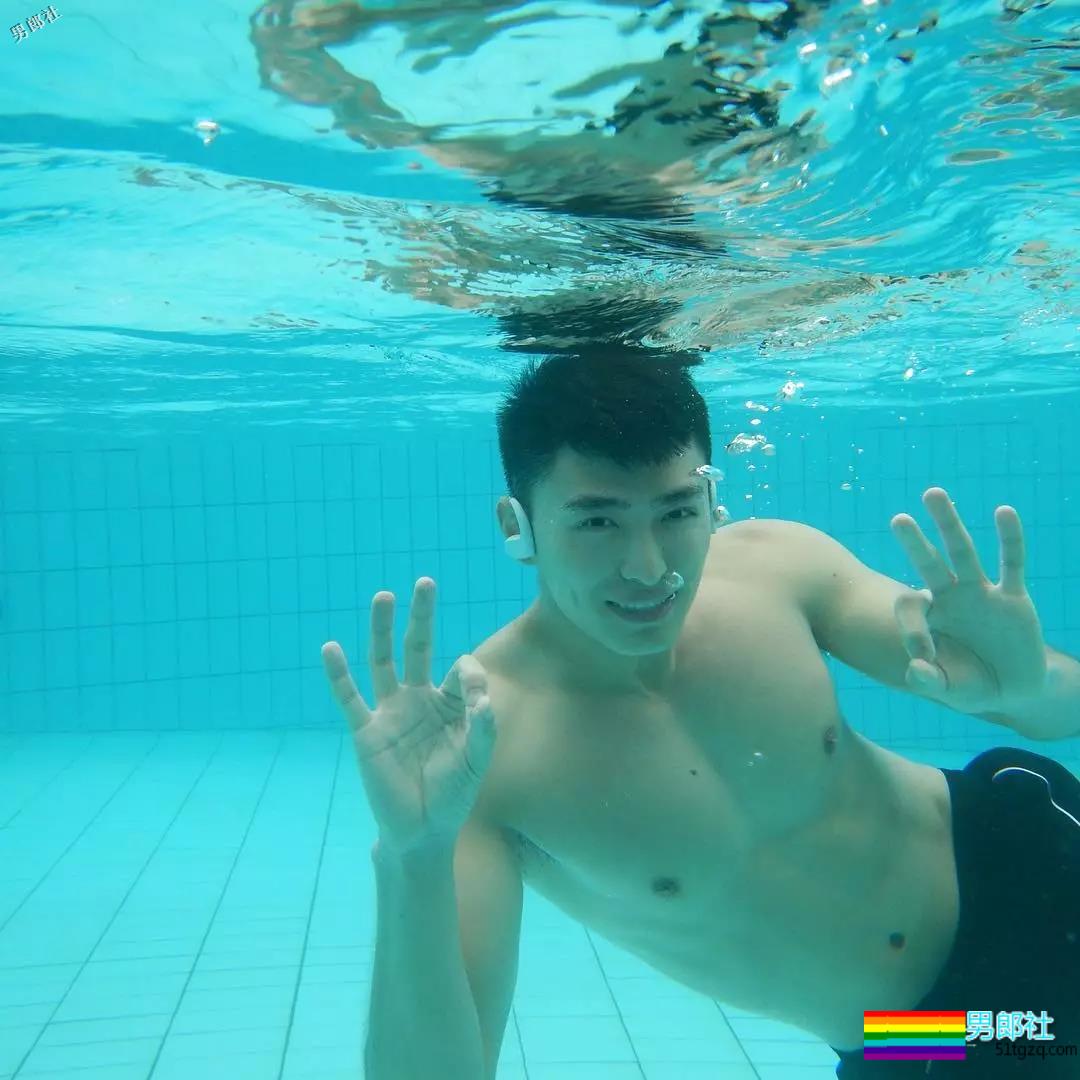 游泳男更衣室拍片！他被老外抓胸很享受！ - 51虹马