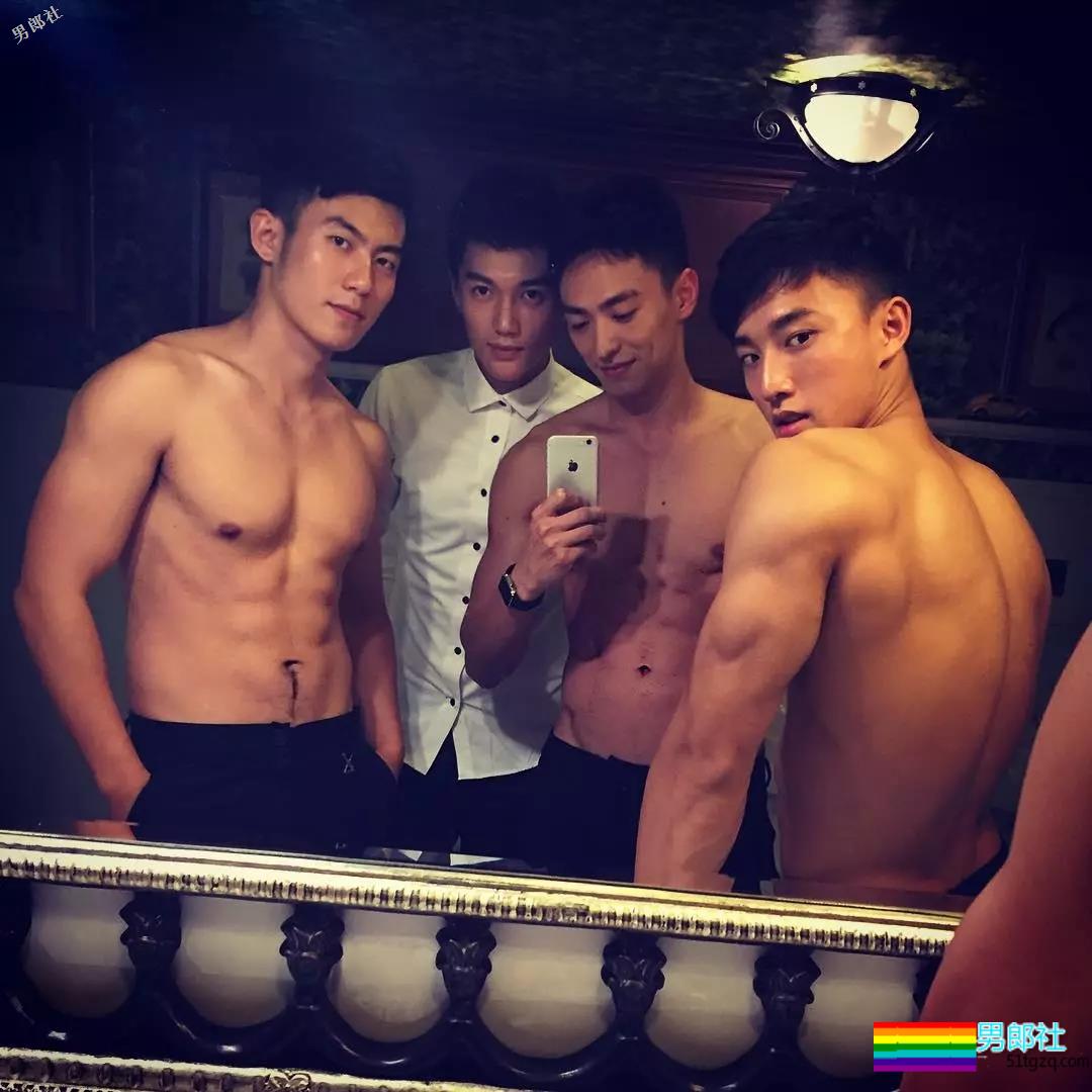 游泳男更衣室拍片！他被老外抓胸很享受！ - 51虹马