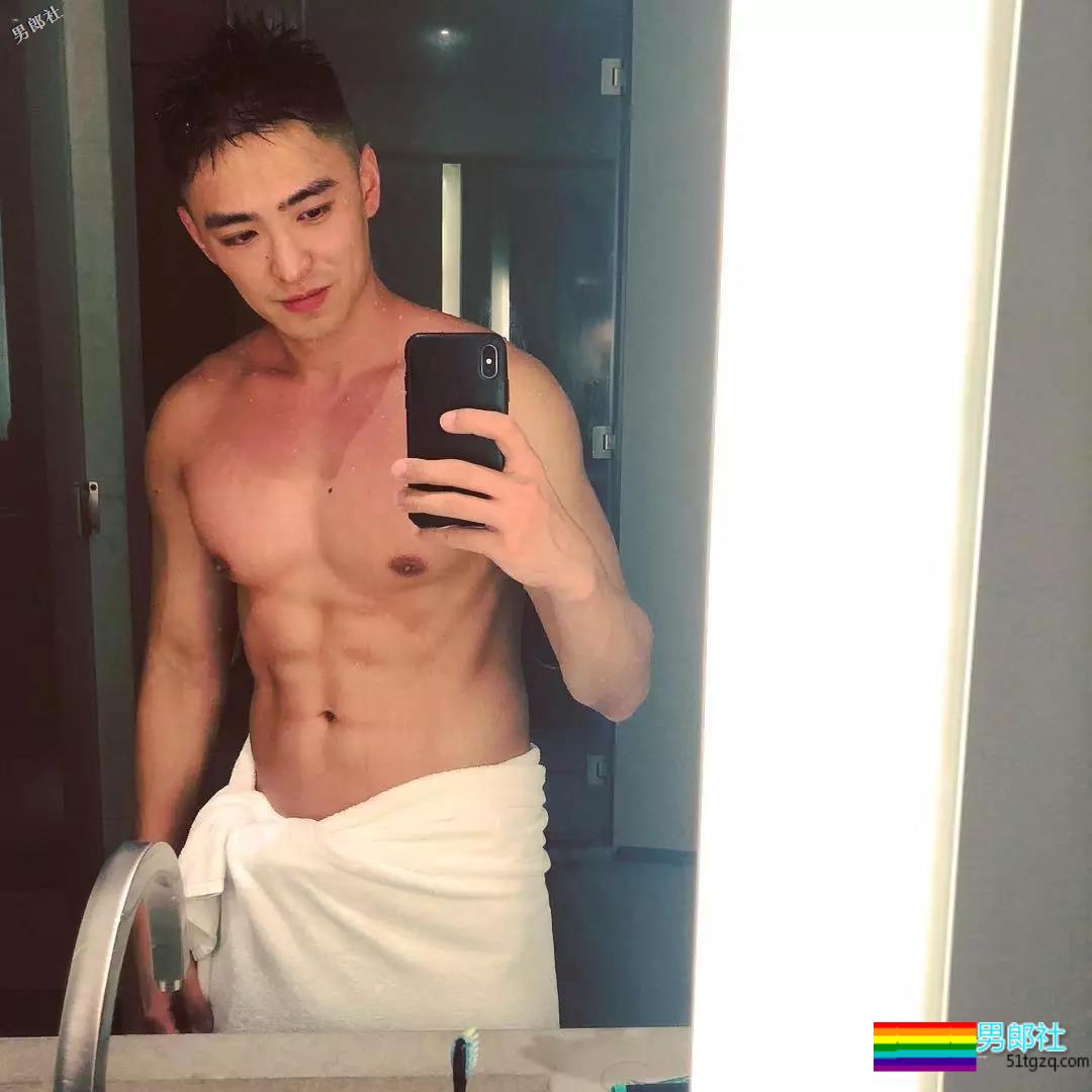 游泳男更衣室拍片！他被老外抓胸很享受！ - 51虹马