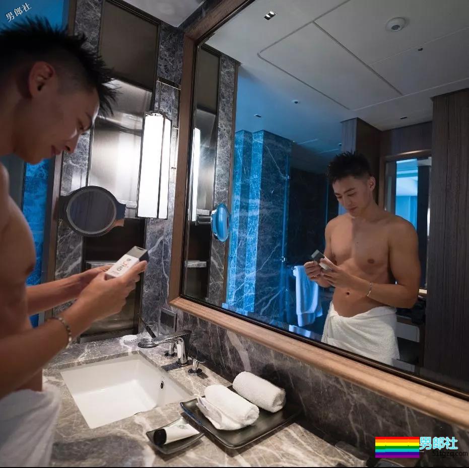 游泳男更衣室拍片！他被老外抓胸很享受！ - 51虹马