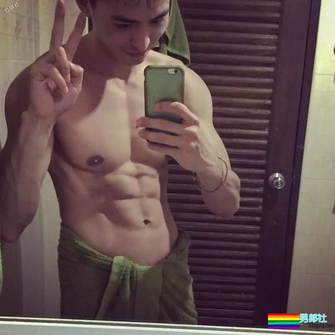 游泳男更衣室拍片！他被老外抓胸很享受！ - 51虹马