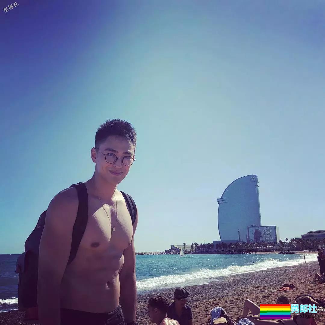 游泳男更衣室拍片！他被老外抓胸很享受！ - 51虹马