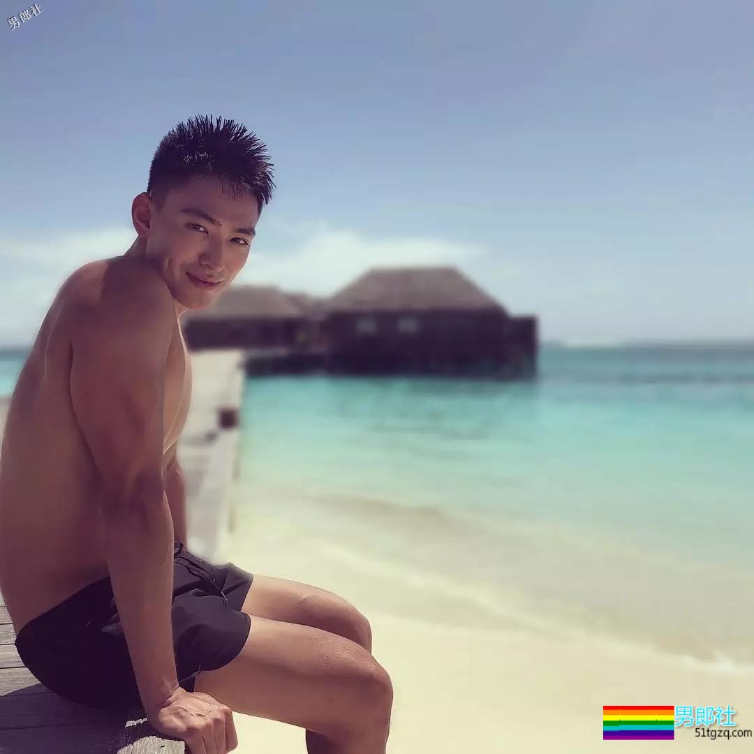 游泳男更衣室拍片！他被老外抓胸很享受！ - 51虹马