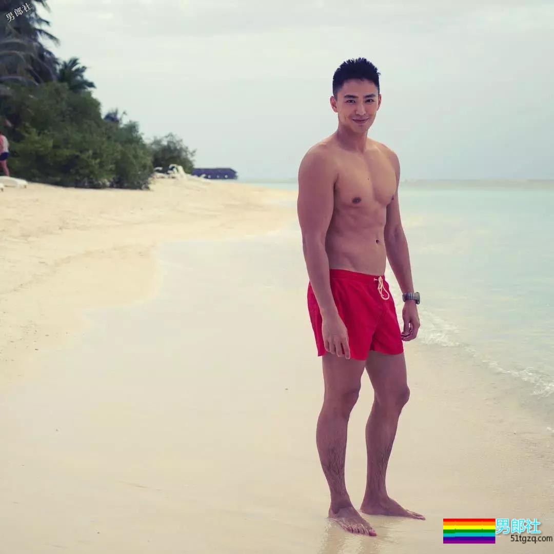 游泳男更衣室拍片！他被老外抓胸很享受！ - 51虹马