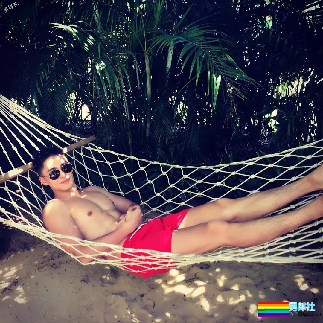 游泳男更衣室拍片！他被老外抓胸很享受！ - 51虹马