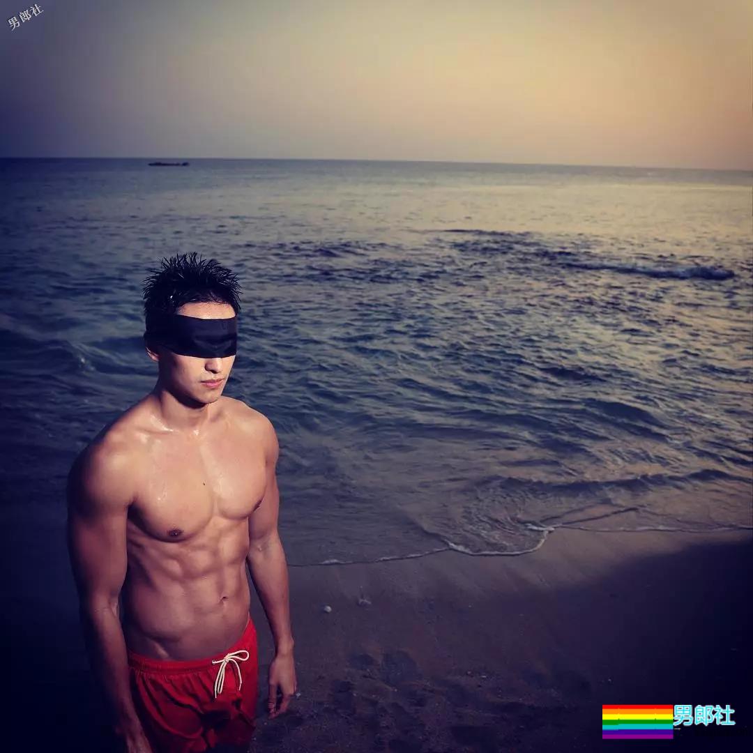 游泳男更衣室拍片！他被老外抓胸很享受！ - 51虹马