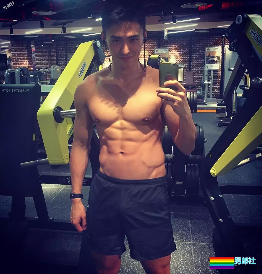 游泳男更衣室拍片！他被老外抓胸很享受！ - 51虹马