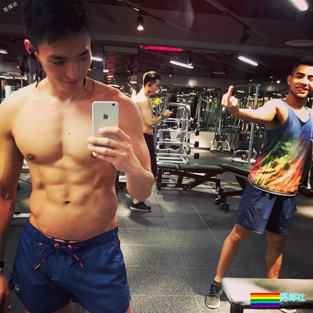 游泳男更衣室拍片！他被老外抓胸很享受！ - 51虹马