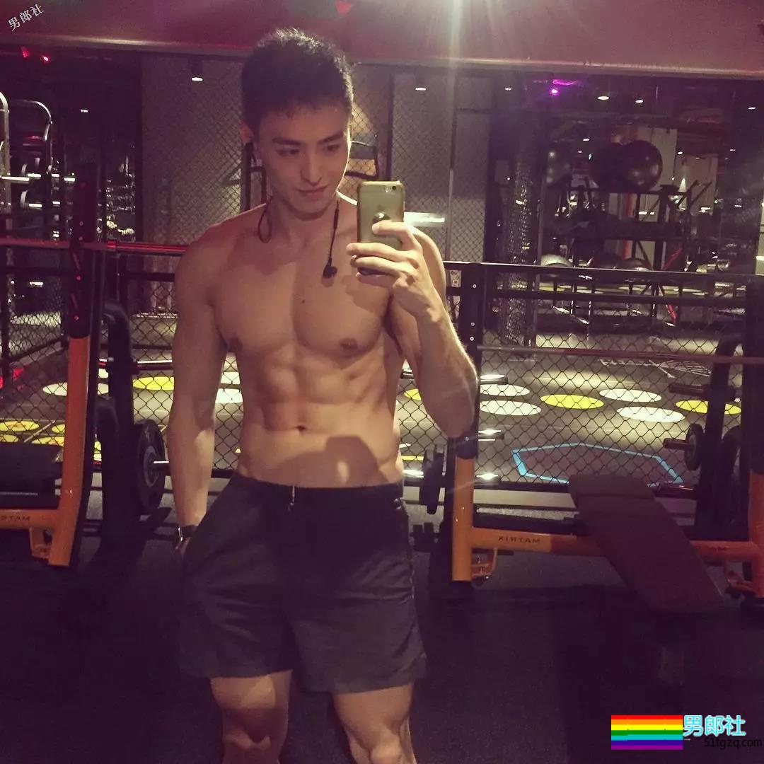 游泳男更衣室拍片！他被老外抓胸很享受！ - 51虹马