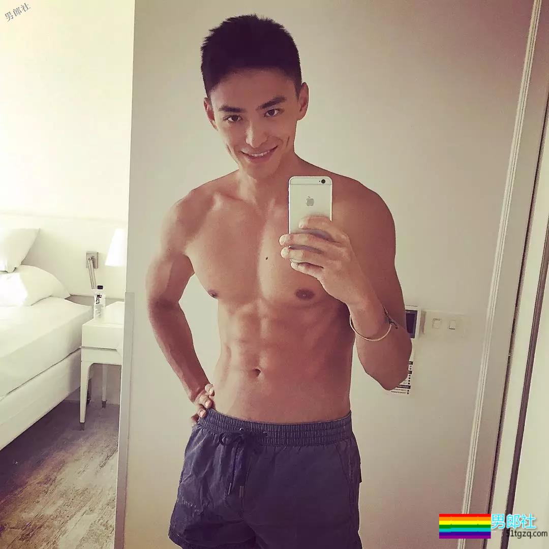 游泳男更衣室拍片！他被老外抓胸很享受！ - 51虹马