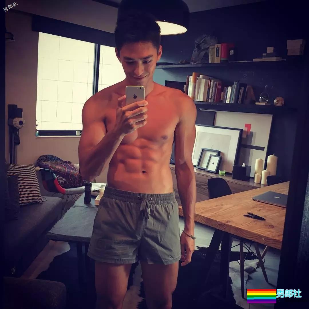 游泳男更衣室拍片！他被老外抓胸很享受！ - 51虹马