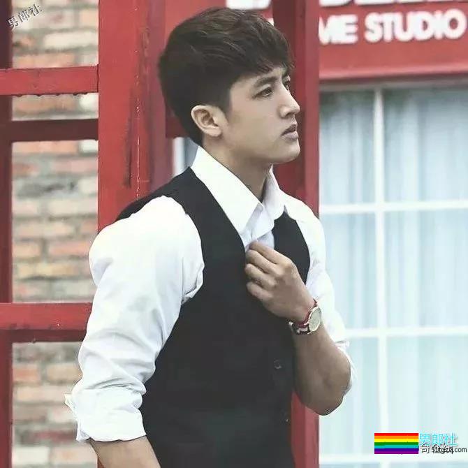 新晋体育生男模神似尼坤，一身腱子肉小腹肌，不要太太太太太迷人 - 51虹马