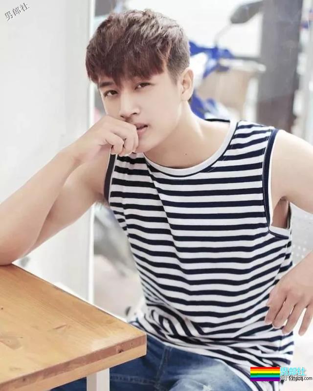 新晋体育生男模神似尼坤，一身腱子肉小腹肌，不要太太太太太迷人 - 51虹马