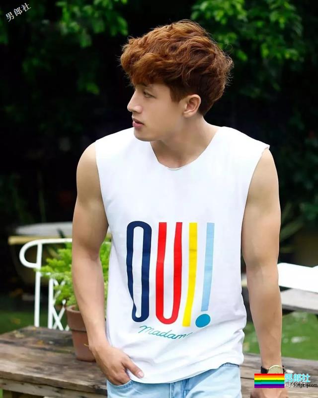 新晋体育生男模神似尼坤，一身腱子肉小腹肌，不要太太太太太迷人 - 51虹马