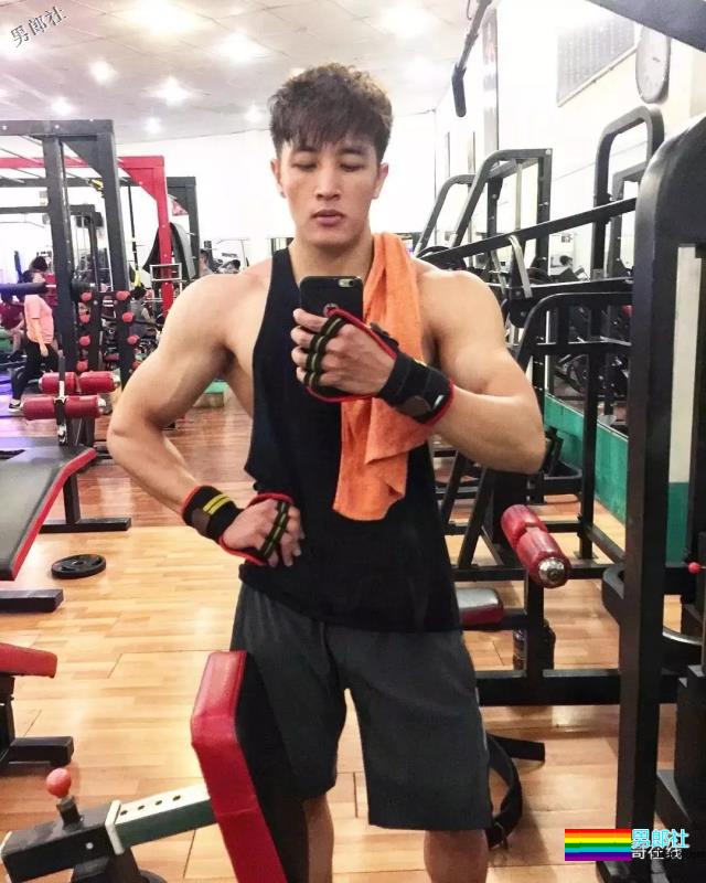 新晋体育生男模神似尼坤，一身腱子肉小腹肌，不要太太太太太迷人 - 51虹马