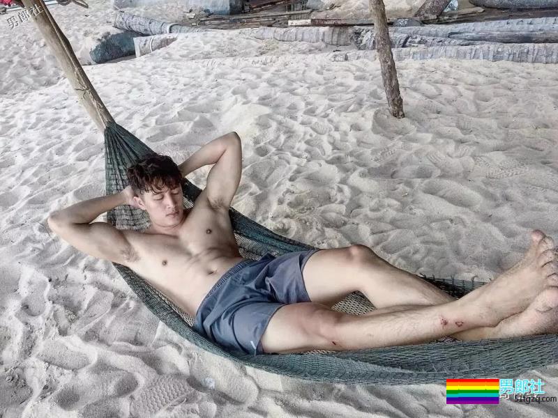 新晋体育生男模神似尼坤，一身腱子肉小腹肌，不要太太太太太迷人 - 51虹马