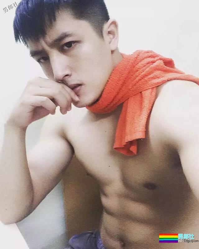 新晋体育生男模神似尼坤，一身腱子肉小腹肌，不要太太太太太迷人 - 51虹马