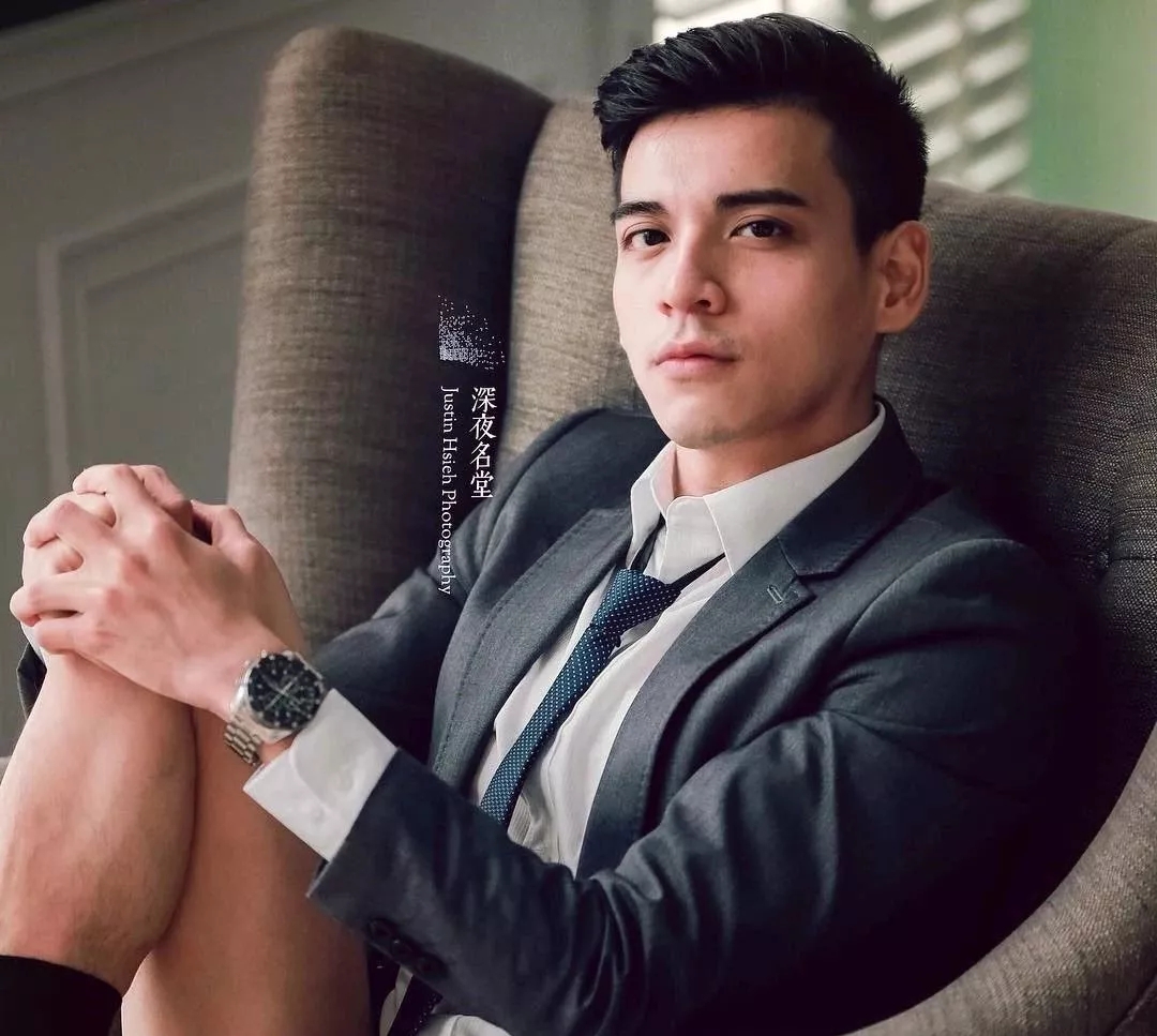 肌肉型男扒掉正装制服秀身材，沐浴照自带风情！！ - 51虹马