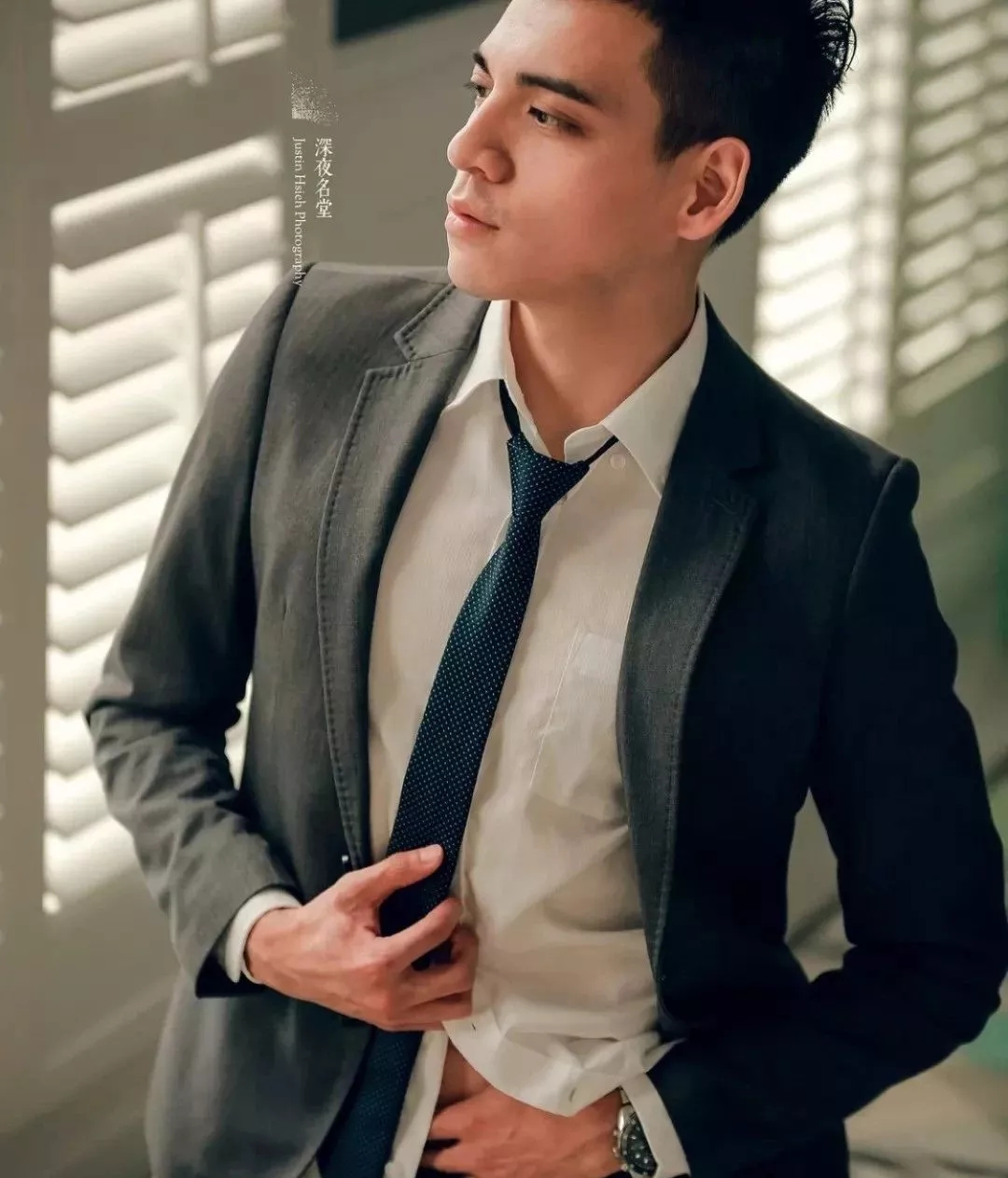 肌肉型男扒掉正装制服秀身材，沐浴照自带风情！！ - 51虹马