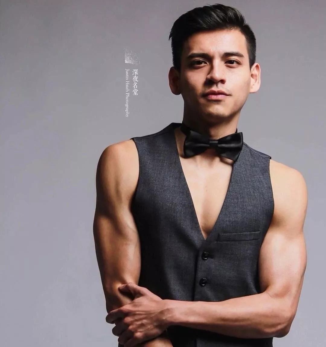 肌肉型男扒掉正装制服秀身材，沐浴照自带风情！！ - 51虹马