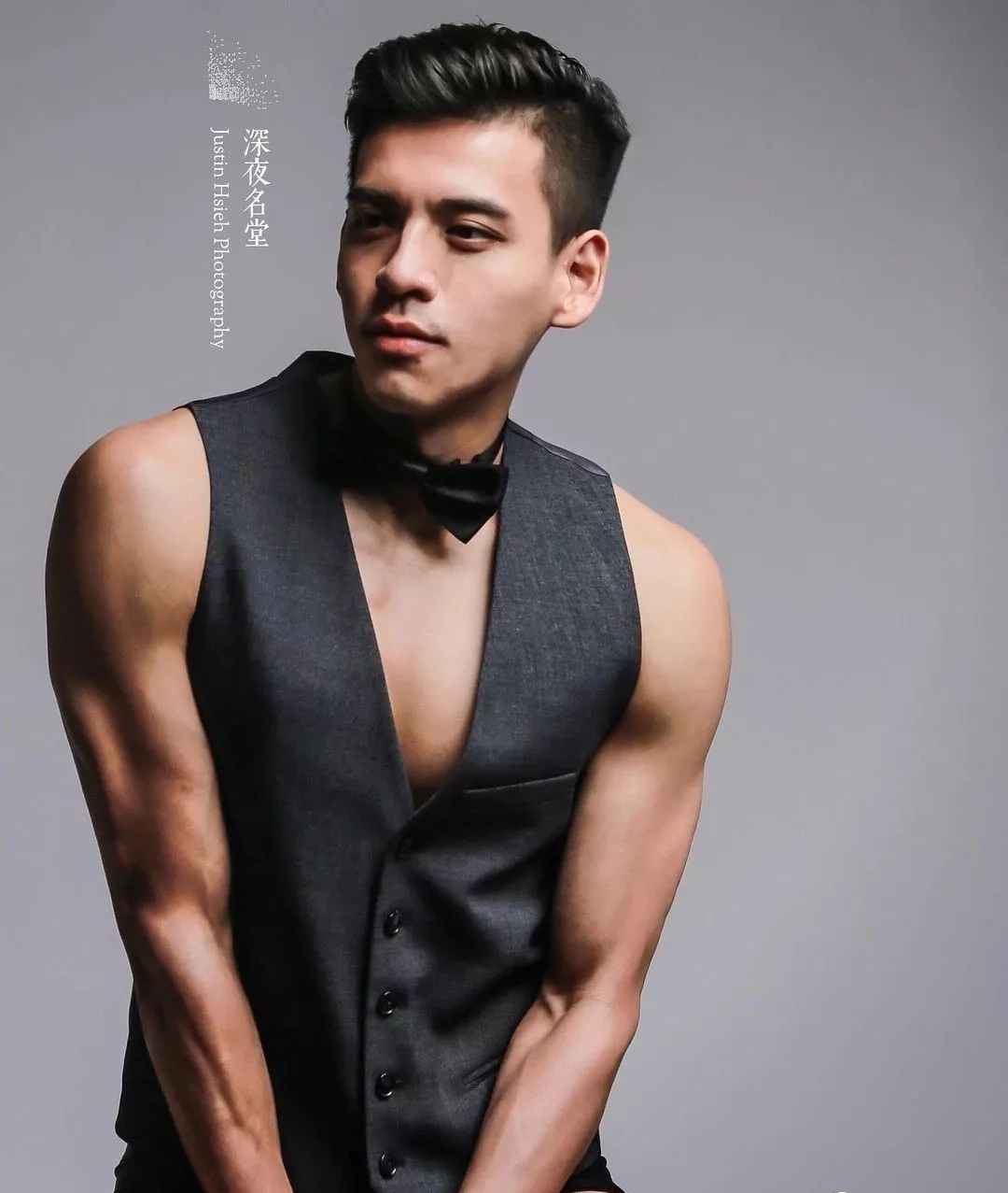 肌肉型男扒掉正装制服秀身材，沐浴照自带风情！！ - 51虹马