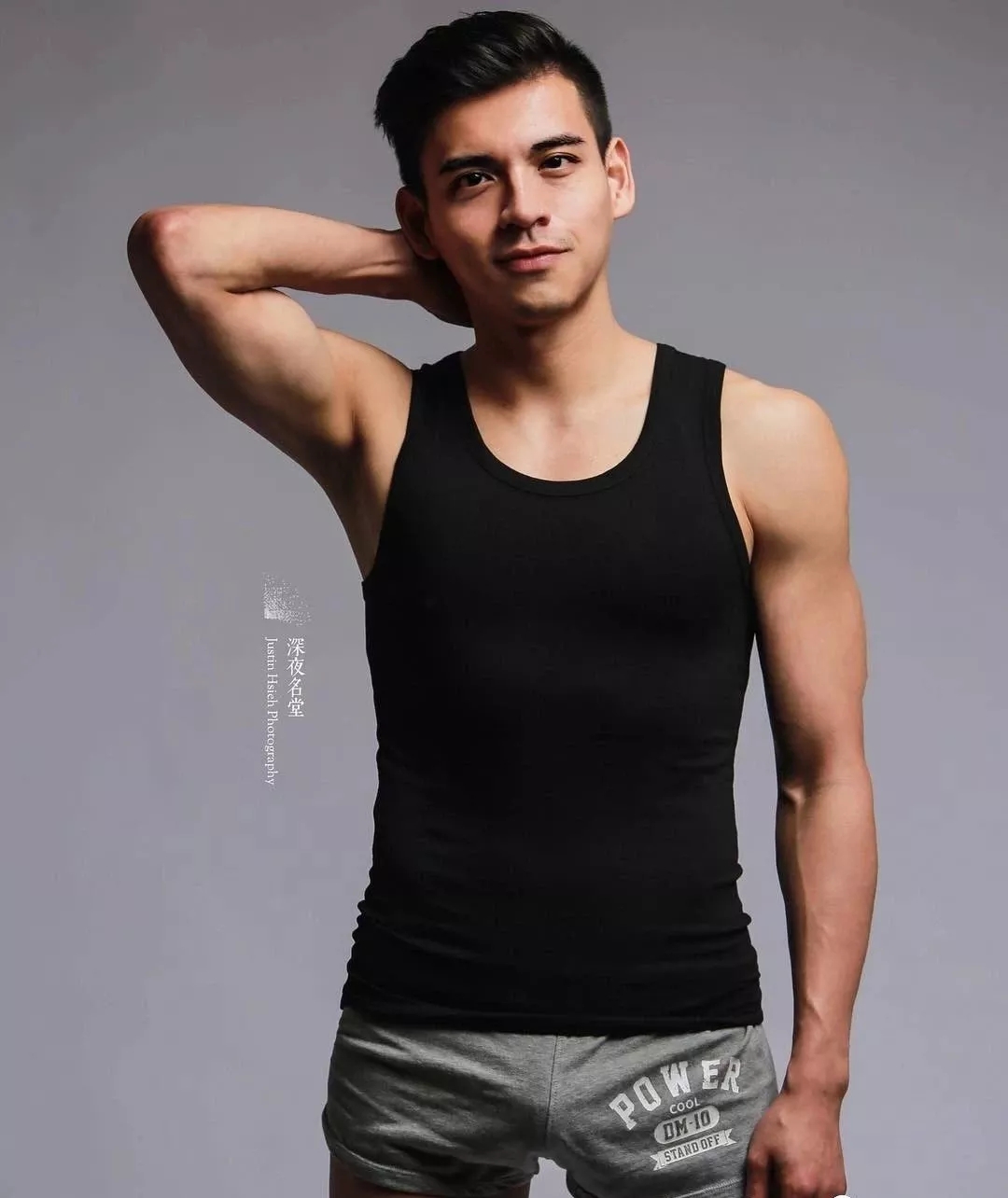 肌肉型男扒掉正装制服秀身材，沐浴照自带风情！！ - 51虹马