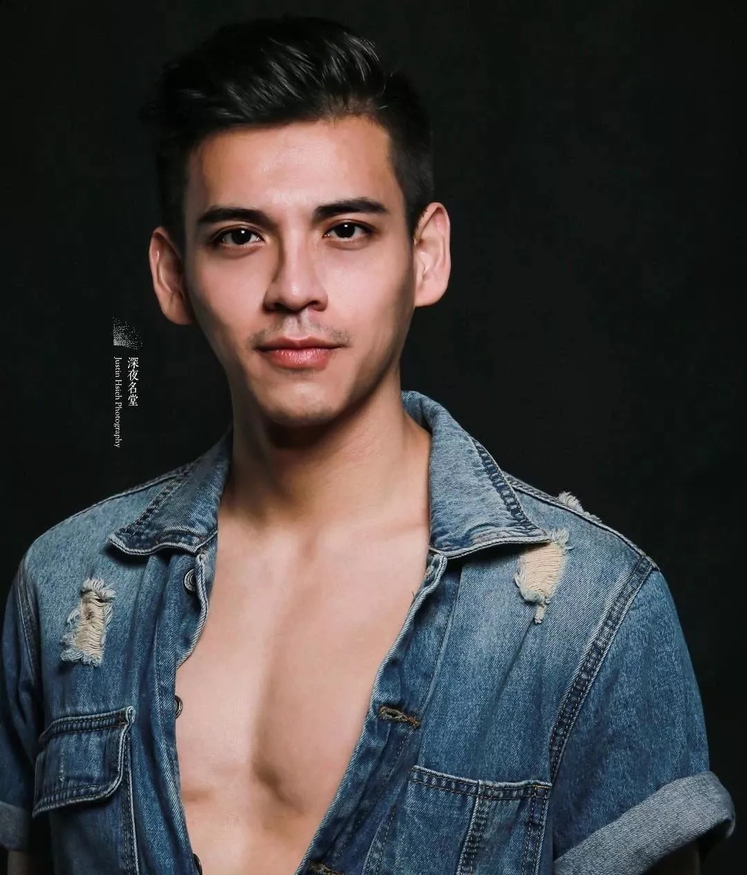 肌肉型男扒掉正装制服秀身材，沐浴照自带风情！！ - 51虹马