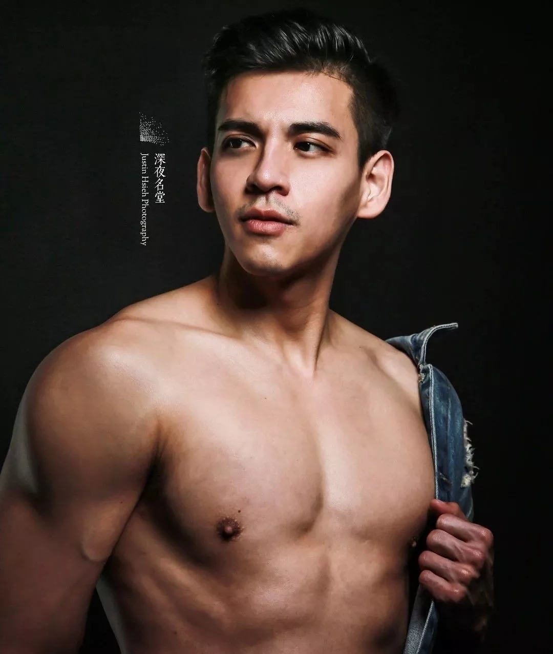 肌肉型男扒掉正装制服秀身材，沐浴照自带风情！！ - 51虹马